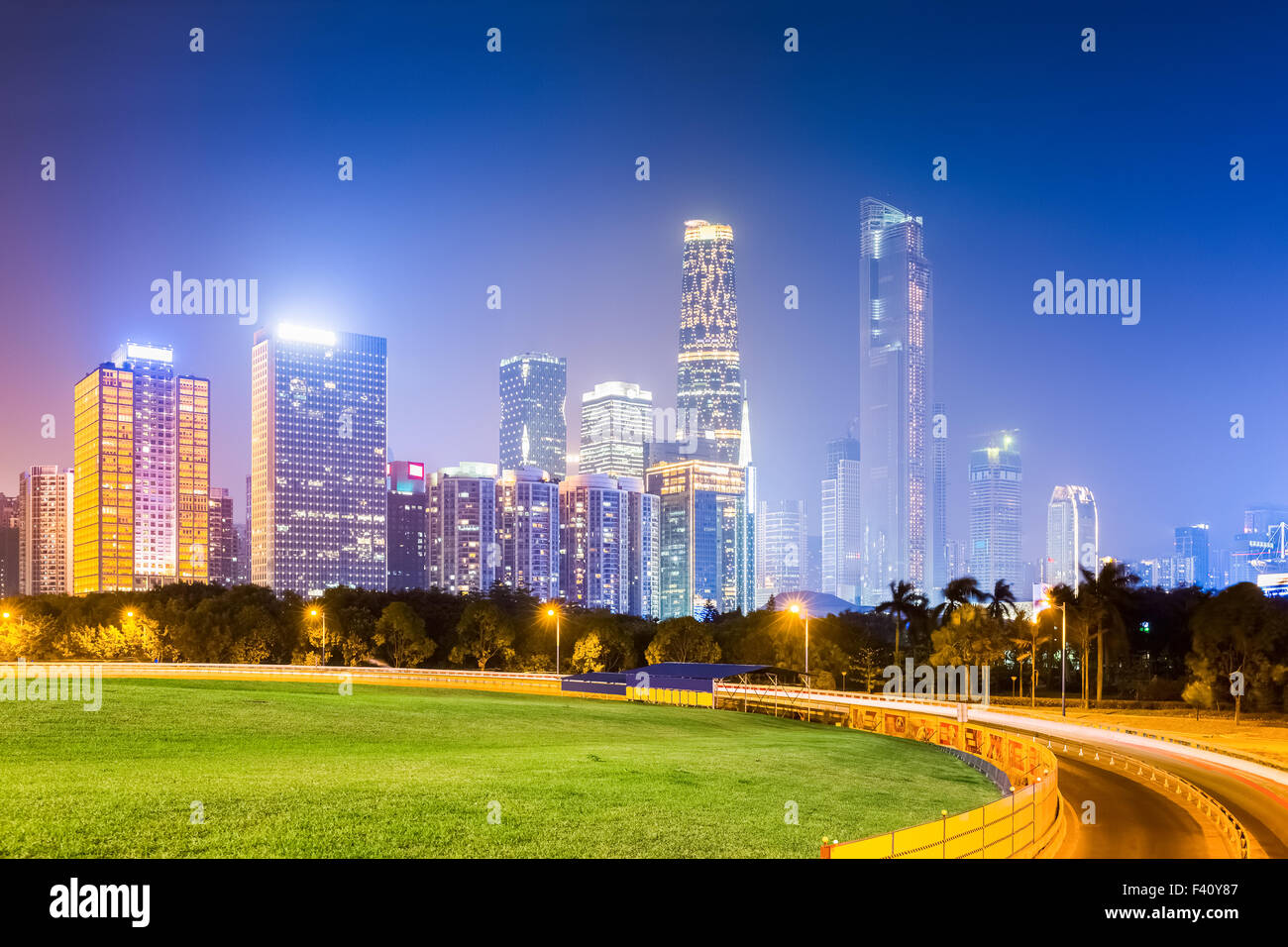 Guangzhou Pearl river new town dans la nuit Banque D'Images