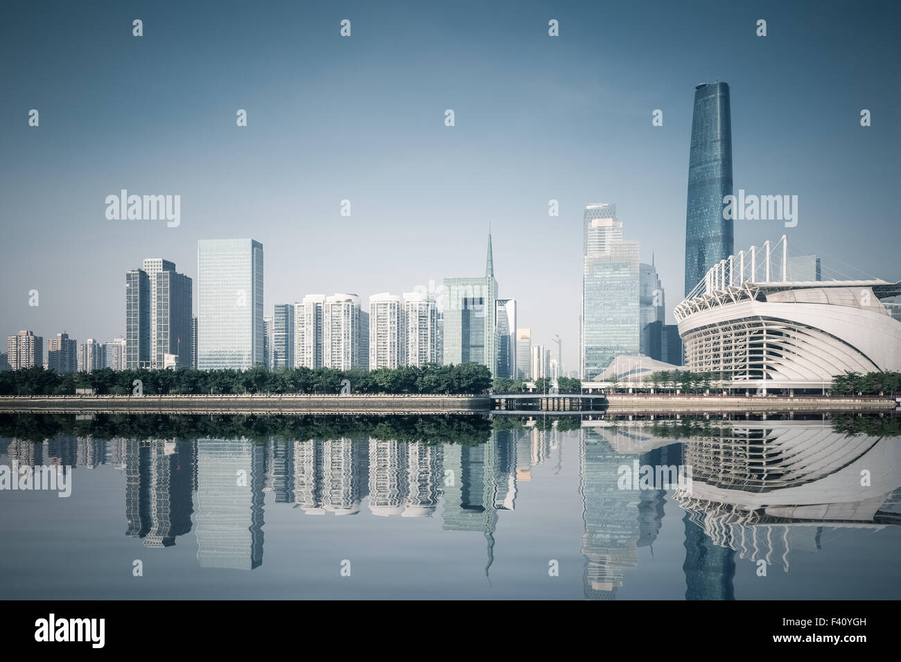 Guangzhou skyline avec réflexion Banque D'Images