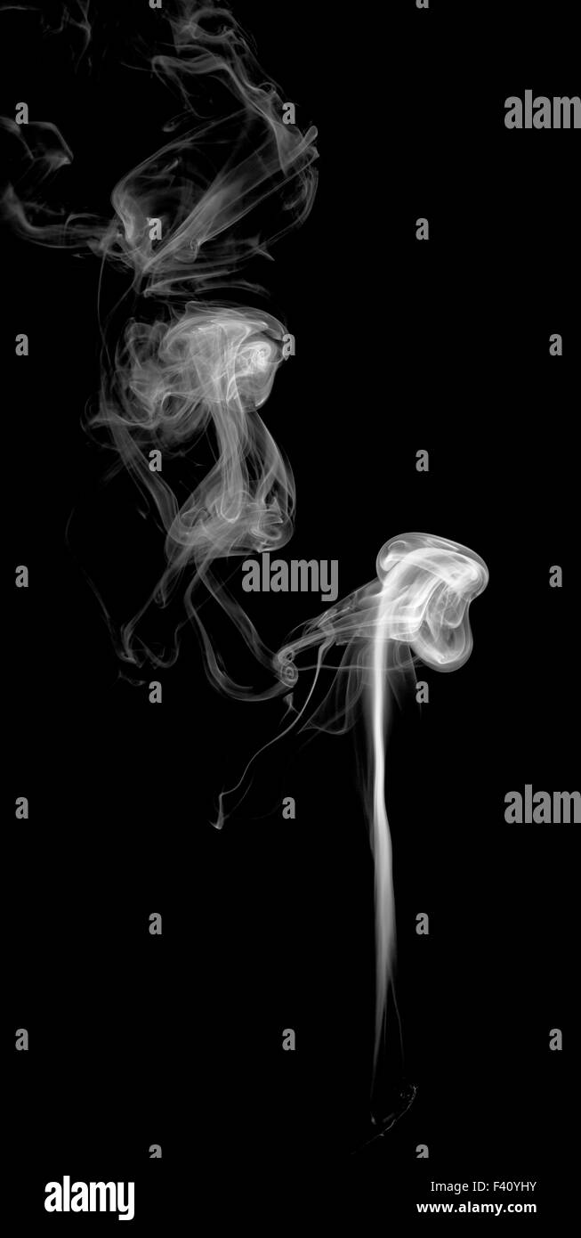 Une légère fumée abstrait sur fond sombre Banque D'Images