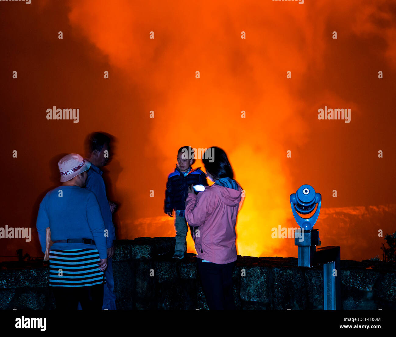 Visiteurs en silhouette au crépuscule, Kilaueea rougeoyante de lave volcan Caldera, Hawai'i Volcanoes National Park, Big Island, Hawaii, USA Banque D'Images