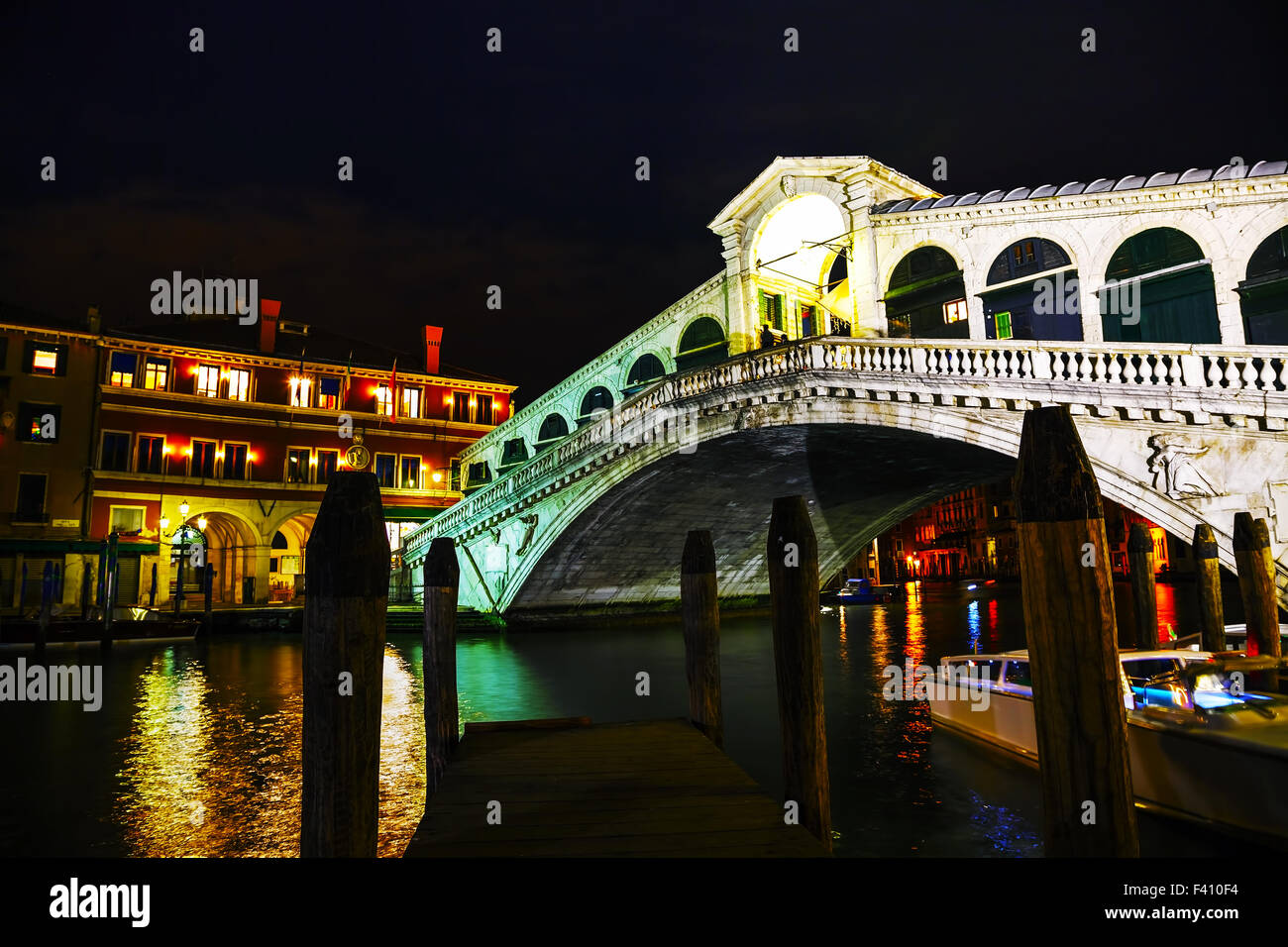 Pont du Rialto (Ponte di Rialto) dans la nuit Banque D'Images