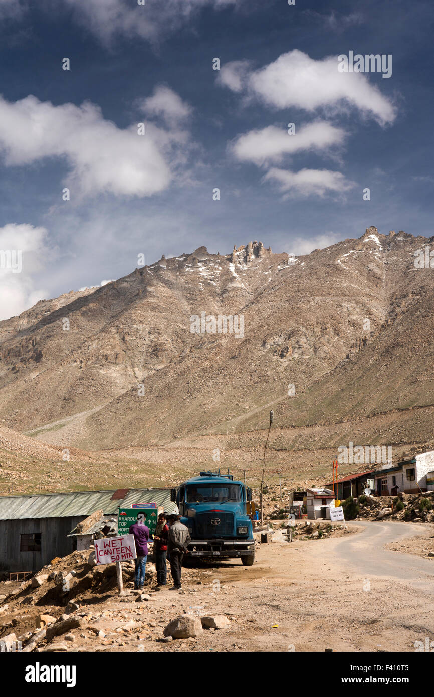 L'Inde, le Jammu-et-Cachemire, Ladakh, Leh, South Pullu, véhicules à checkpoint avant de Khardung La col carrossable le plus haut du monde Banque D'Images