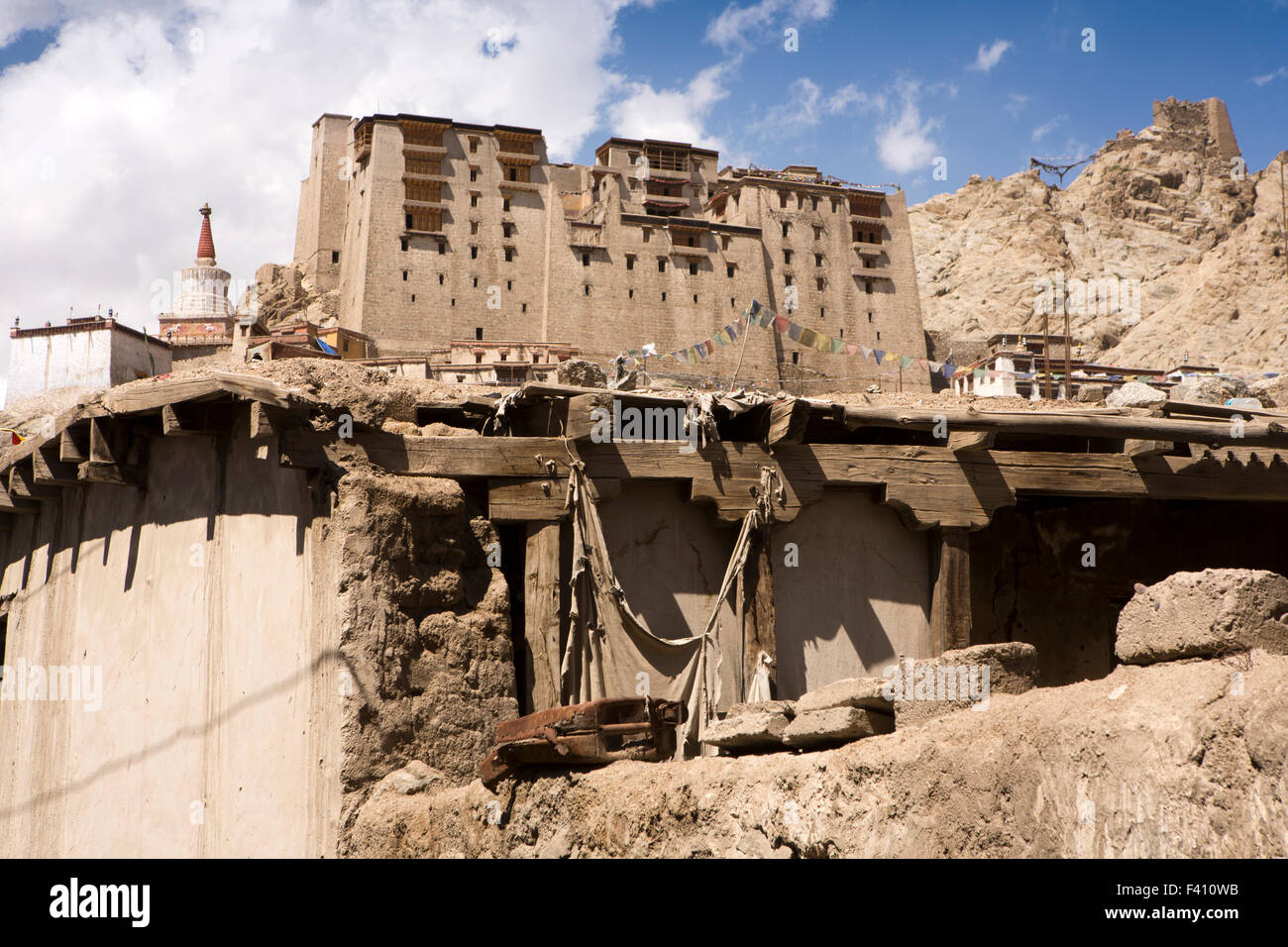 L'Inde, le Jammu-et-Cachemire, Ladakh, Leh Palace anove et anciennes maisons de ville Banque D'Images