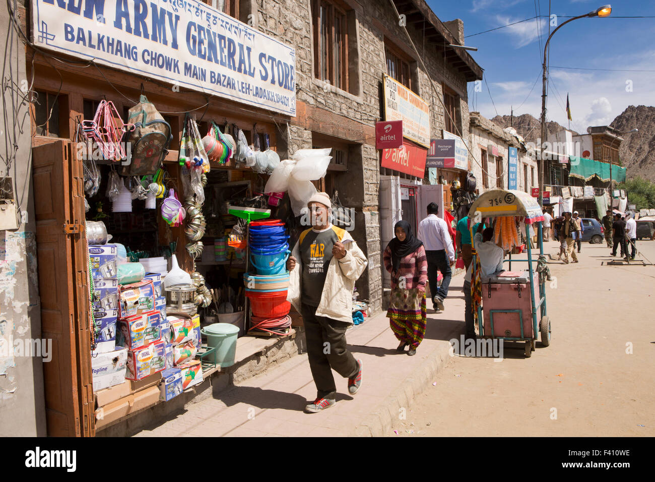 L'Inde, le Jammu-et-Cachemire, Ladakh, Leh, Main Bazaar, Balkhang Chowk, magasin général bien garni Banque D'Images