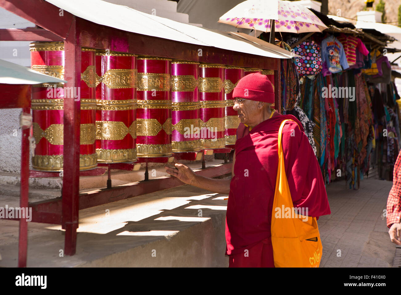 L'Inde, le Jammu-et-Cachemire, Ladakh, Leh Main Bazaar, le moine bouddhiste ligne tournante des roues de prière Banque D'Images