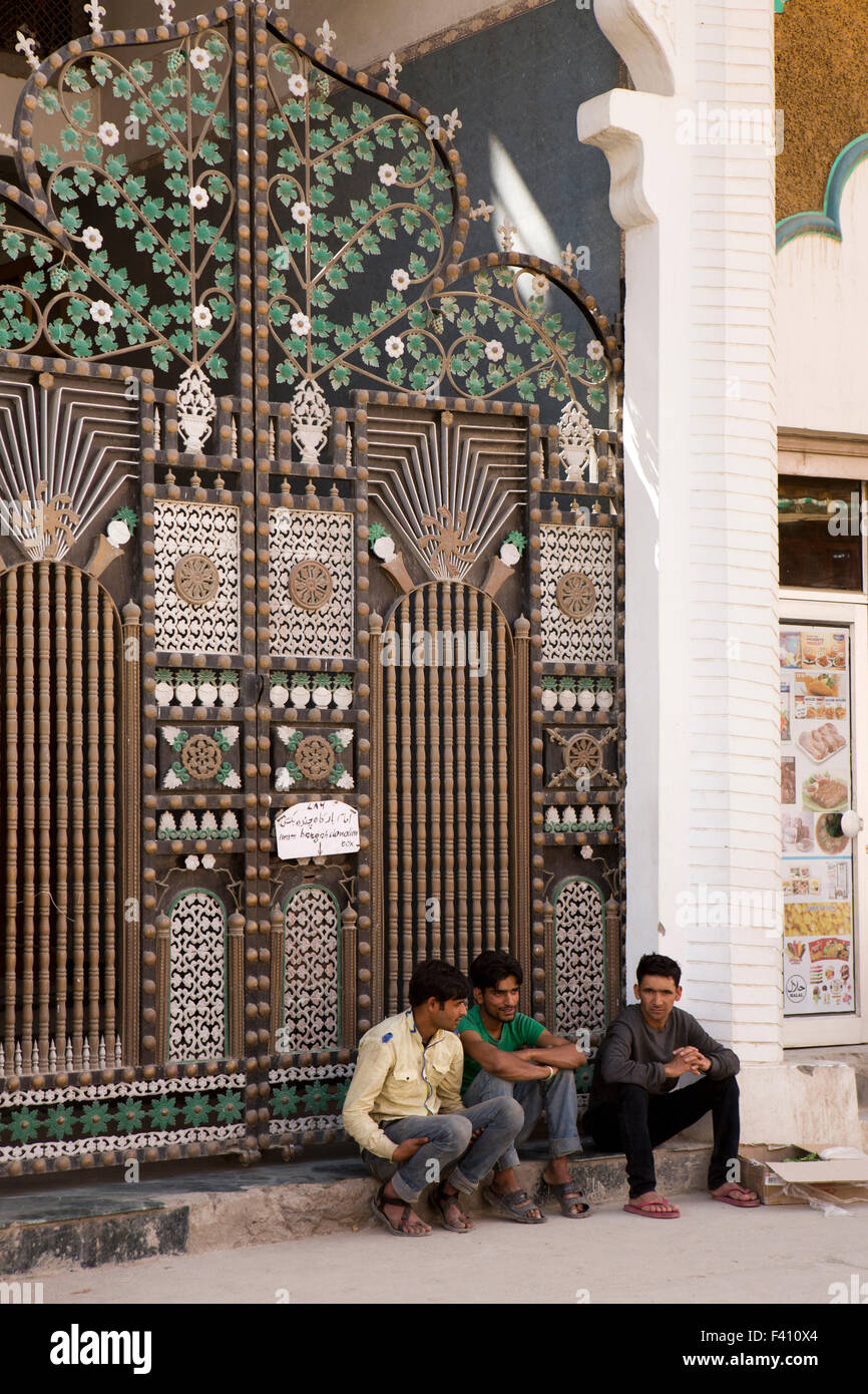 L'Inde, le Jammu-et-Cachemire, Ladakh, Leh Main Bazaar, porte ouvragée de la mosquée chiite Imam Bara Banque D'Images
