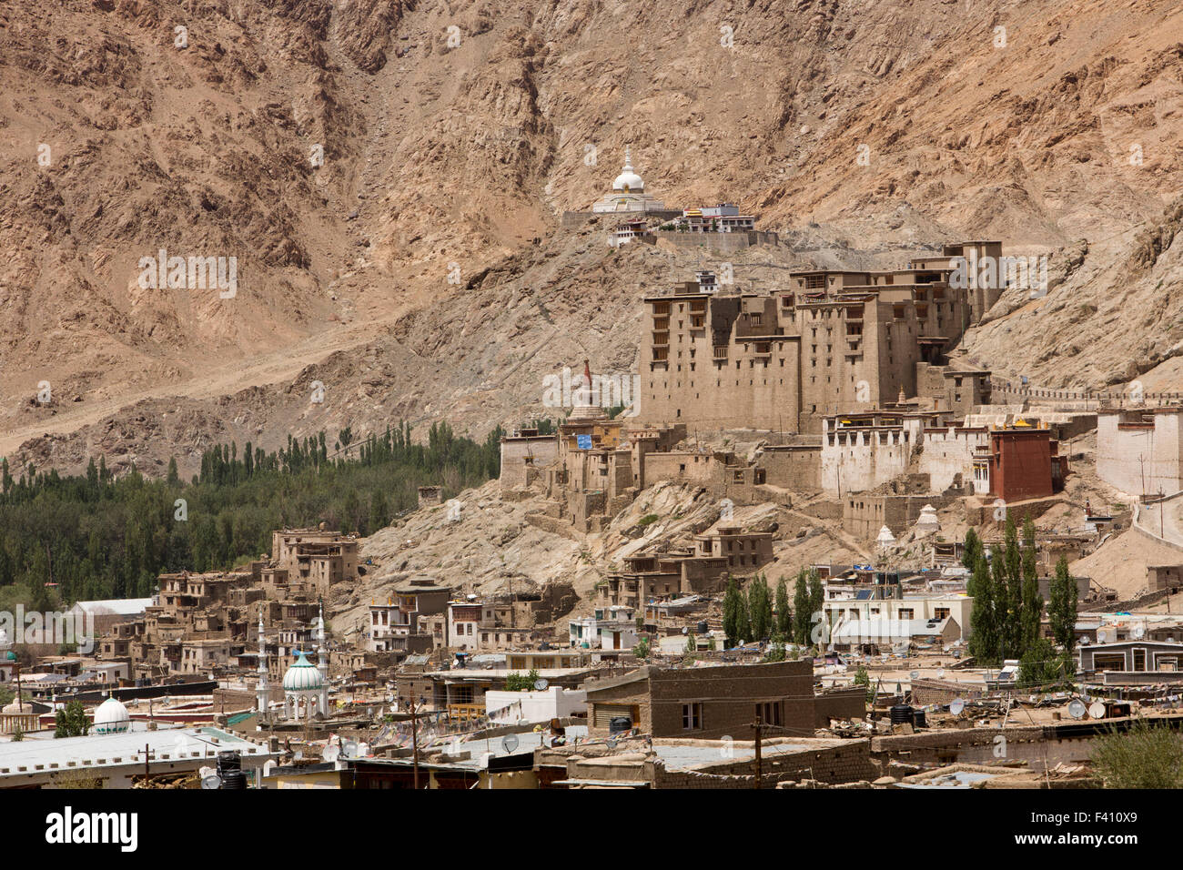 L'Inde, le Jammu-et-Cachemire, Ladakh, Leh Palace et Shanti Stupa au-dessus de la Vieille Ville Banque D'Images