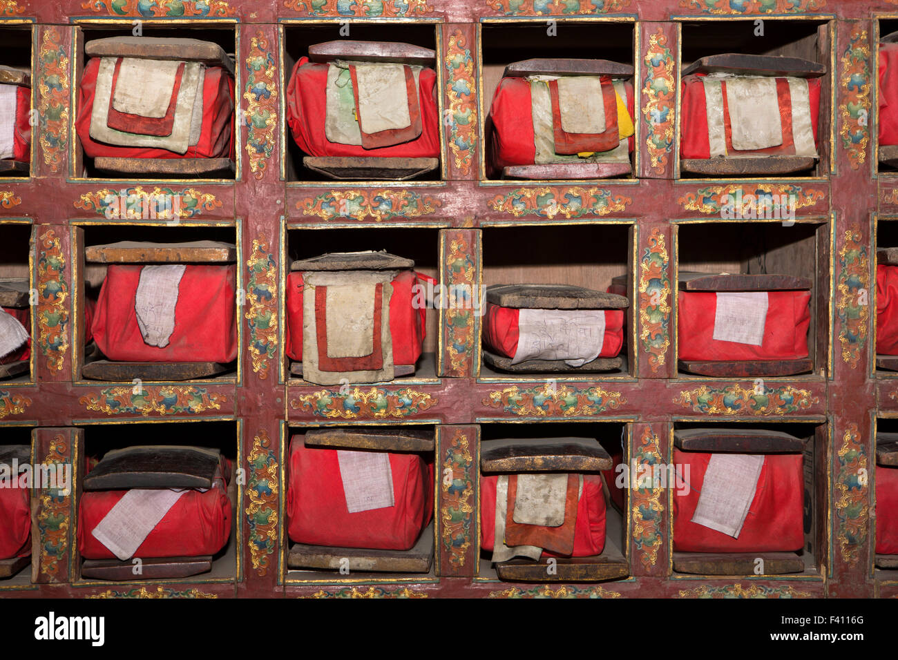 L'Inde, le Jammu-et-Cachemire, Ladakh, Leh Palace Royal, de culte, les textes religieux bouddhiste enveloppée de tissu Banque D'Images