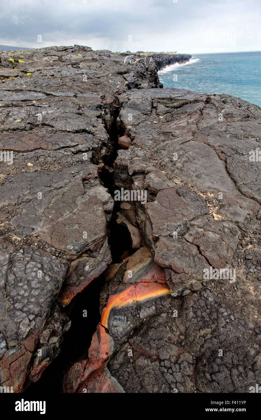 La lave en fusion quitte les couleurs dans la pierre de lave, Hawaii Volcanoes National Park, Big Island, Hawaii, USA Banque D'Images