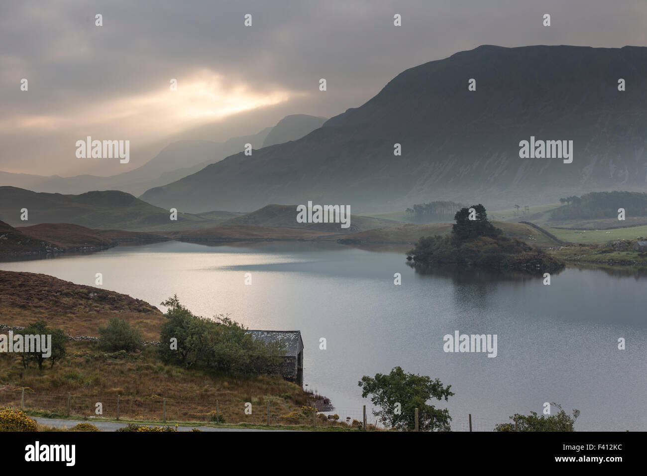 L'aube sur Cader Idris Cadair Idris' et 'Cregennan les lacs, Gwynedd, Parc National de Snowdonia, le Nord du Pays de Galles, Royaume-Uni Banque D'Images