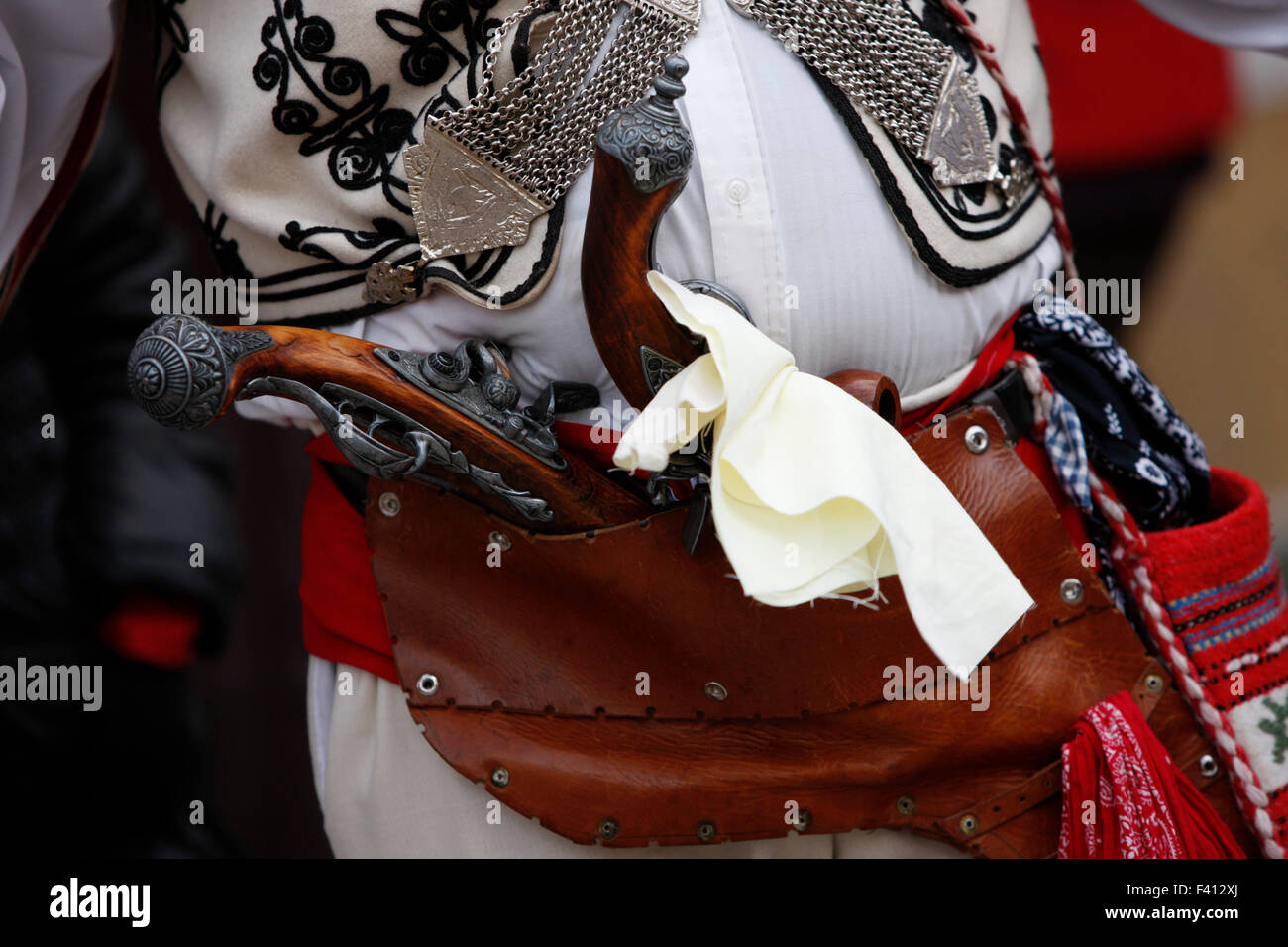 Closeuþ d'un grec du valaque 'sdécorées elahi' gun rack durant la renaissance de rituels de mariage valaque en cette période de Pâques, Thèbes GR Banque D'Images