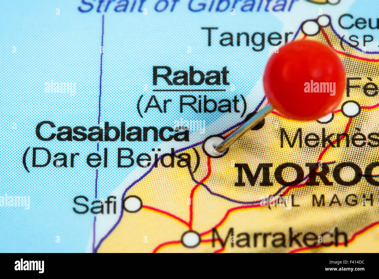 Close-up d'une punaise rouge sur une carte de Casablanca, Maroc. Banque D'Images