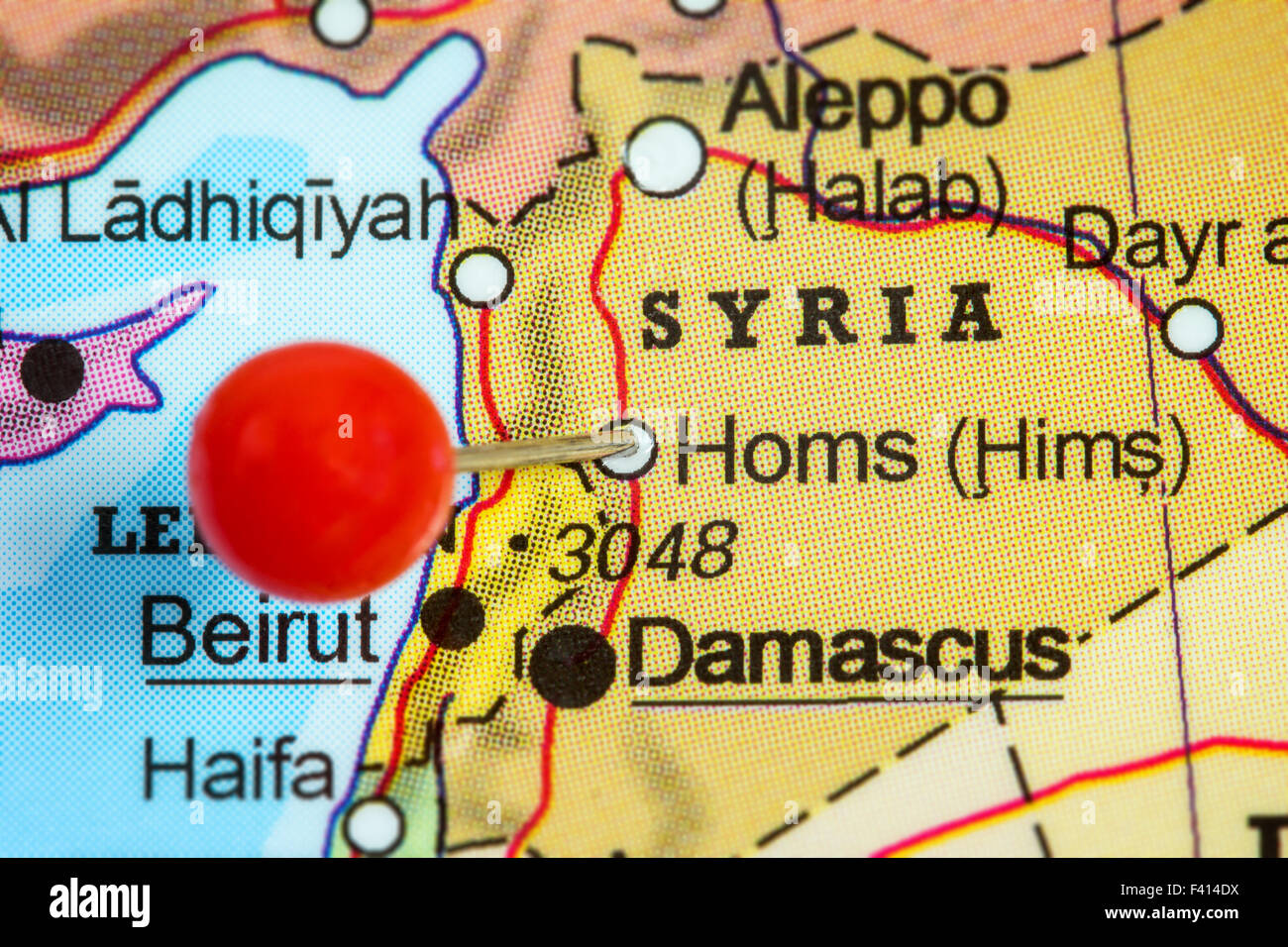 Close-up d'une punaise rouge sur une carte de Homs, en Syrie. Banque D'Images