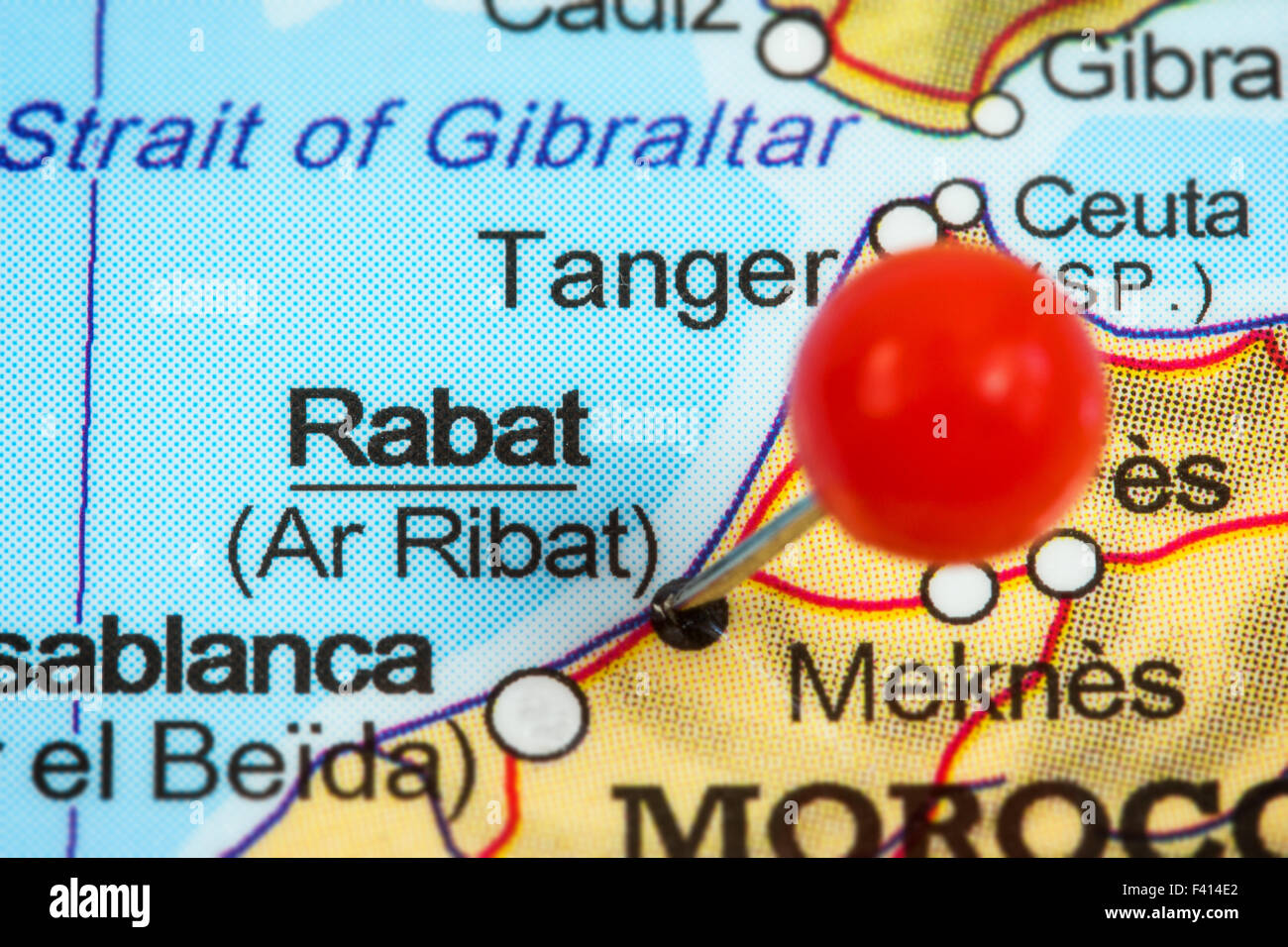 Close-up d'une punaise rouge sur une carte de Tunis, Tunisie. Banque D'Images