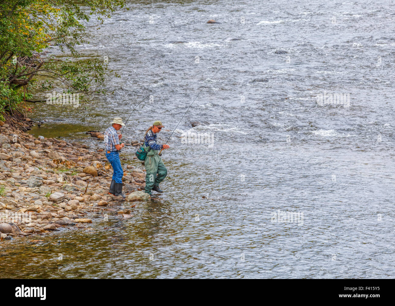 Les pêcheurs à la pêche au saumon à la rivière Raft, célèbre pour ses saumons sockeye, rouge ou rouge Saumon, British Columbia, Canada. Banque D'Images