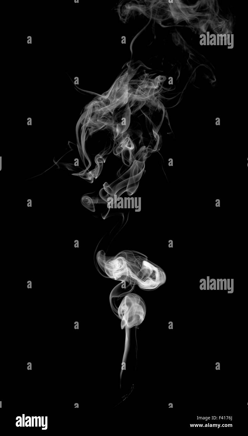 Une légère fumée abstrait sur fond sombre Banque D'Images