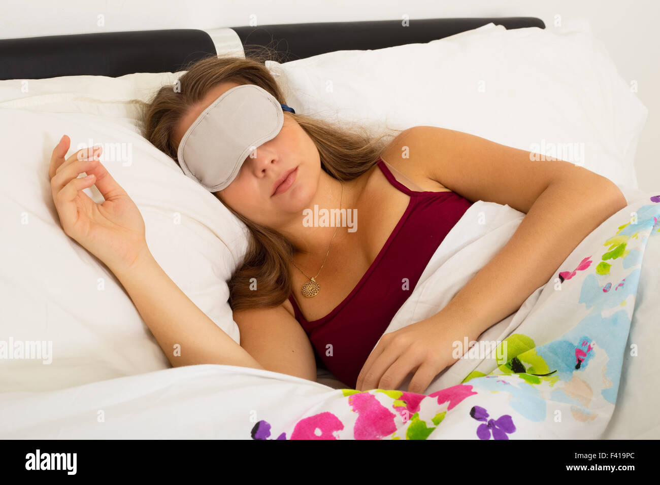 Jeune femme dormir avec un masque d'oeil Banque D'Images