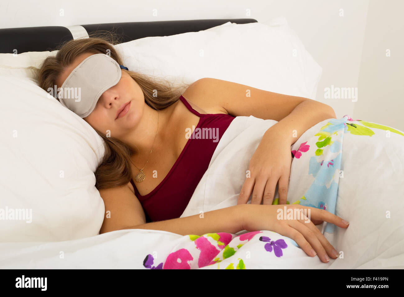 Jeune femme dormir avec un masque d'oeil Banque D'Images