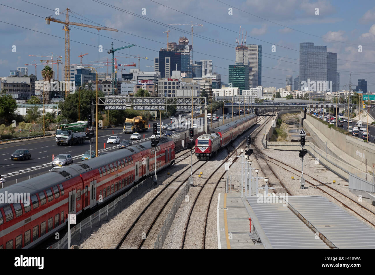 Vue du chemin de fer en gare Hagana autoroute Ayalon Tel Aviv ISRAËL Banque D'Images