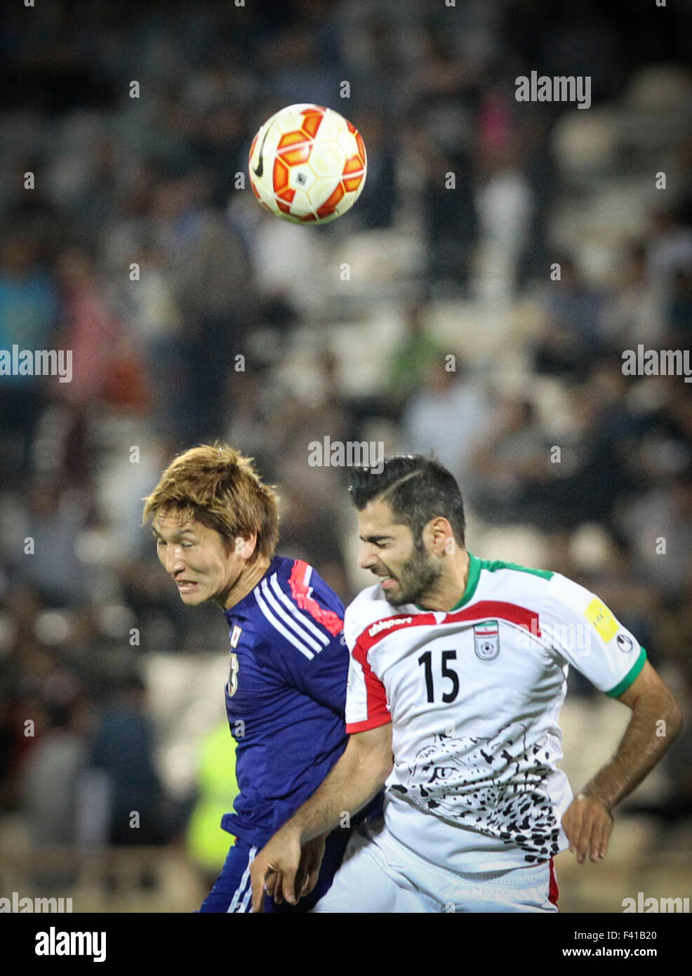 Téhéran, Iran. 13 Oct, 2015. Pejman Montazeri (R) d'Iran rivalise avec Genki Harraguchi du Japon lors d'un match de football amical au Stade Azadi de Téhéran, Iran, Octobre 13, 2015. Le match s'est terminé 1-1. Credit : Ahmad Halabisaz/Xinhua/Alamy Live News Banque D'Images