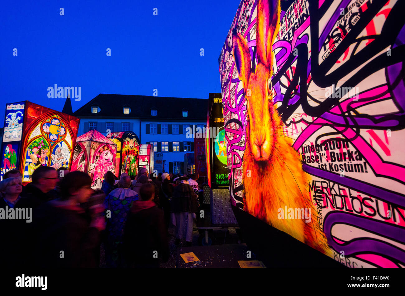 Tous les grands laterns, coloré décoré avec des thèmes sociaux et politiques, s'affichent sur la Münsterplatz et créer une très speci Banque D'Images