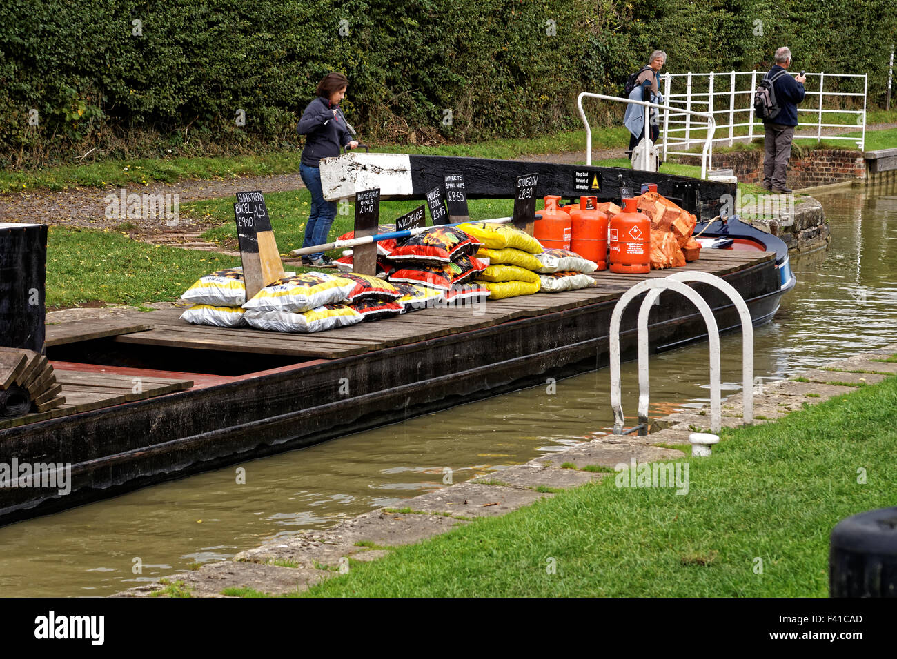 Le charbon, le gaz et les ventes de gazole sur Canal bateau Banque D'Images