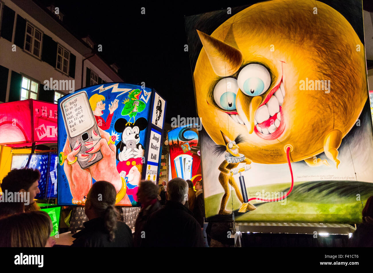 Tous les grands laterns, coloré décoré avec des thèmes sociaux et politiques, s'affichent sur la Münsterplatz et créer une très speci Banque D'Images
