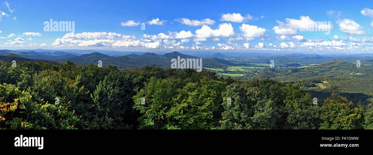 Automne étonnant panorama depuis le belvédère de la colline Jedlova Luzicke hory Banque D'Images