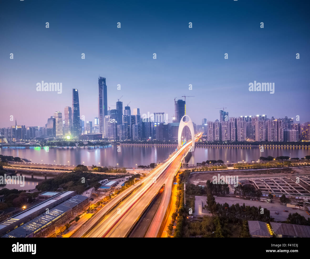 Cityscape de Guangzhou, dans la nuit tombante Banque D'Images