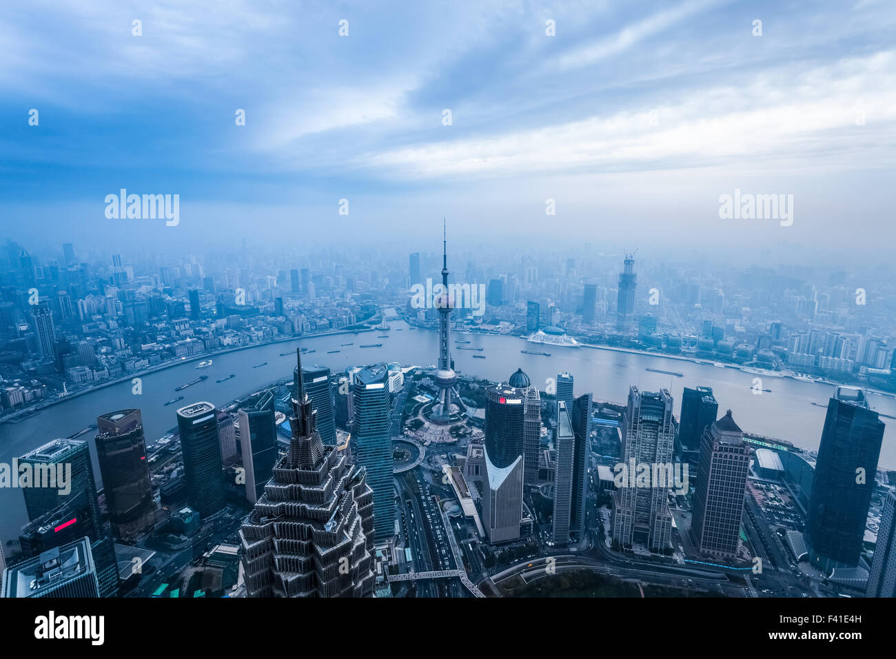 Ville magique de Shanghai au crépuscule Banque D'Images