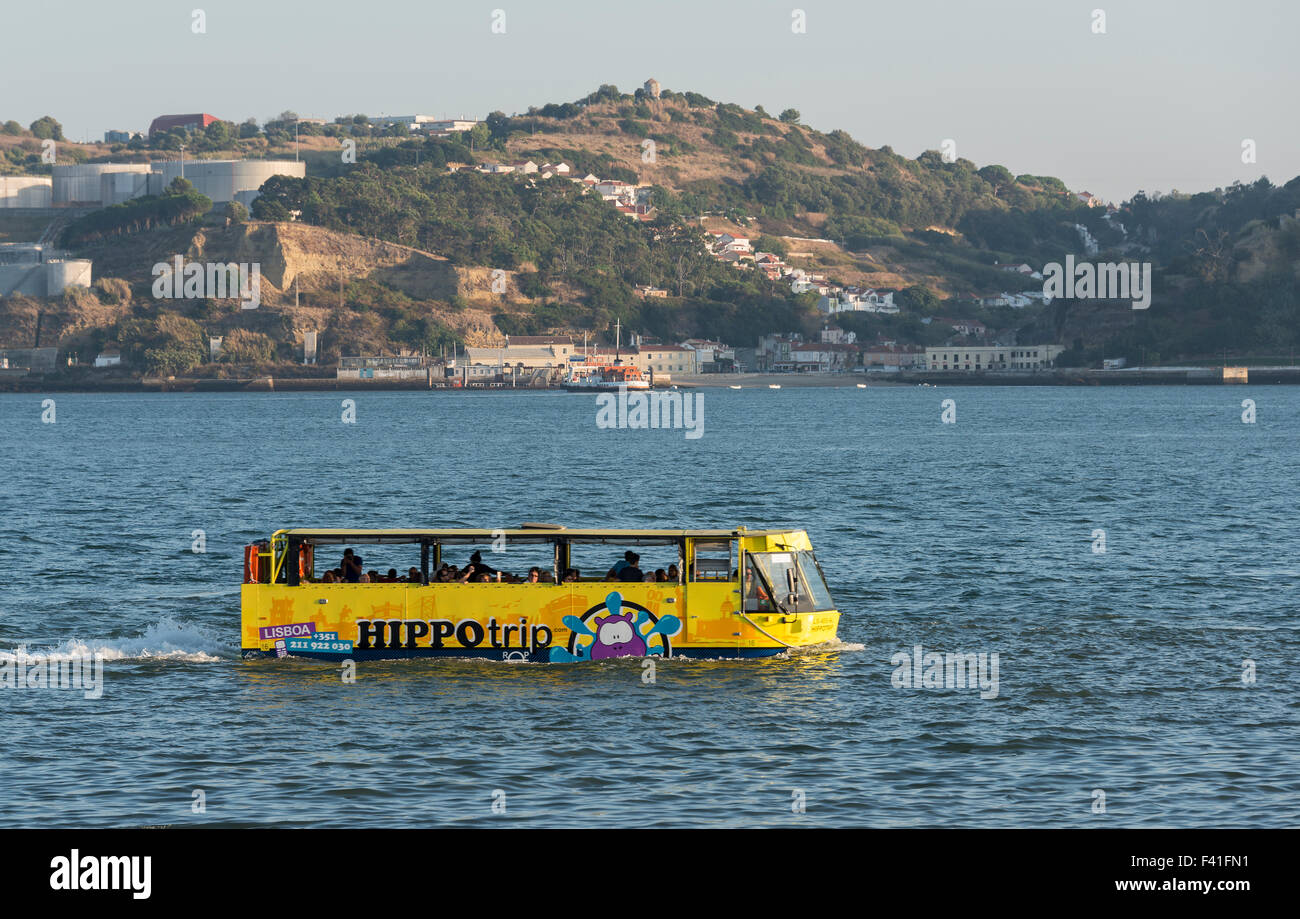 Lisbonne, Portugal - 26 septembre 2015 : Visite en bus des amphibiens est HIPPOtrip traversant la rivière Taag à Lisbonne le 2 septembre Banque D'Images