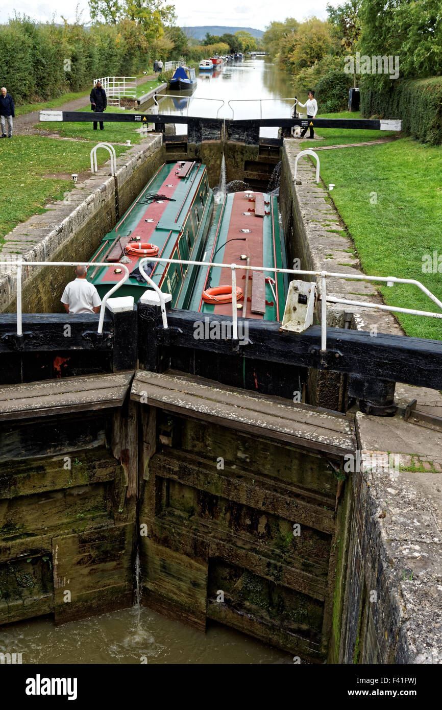 Deux narrowboats côte à côte dans lock Banque D'Images