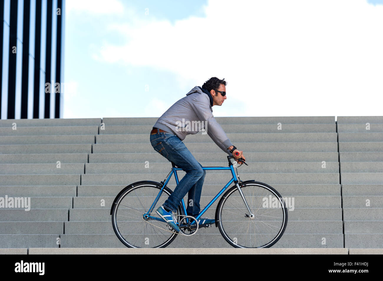 Un homme avec son vélo dans une grande ville (MR) Banque D'Images