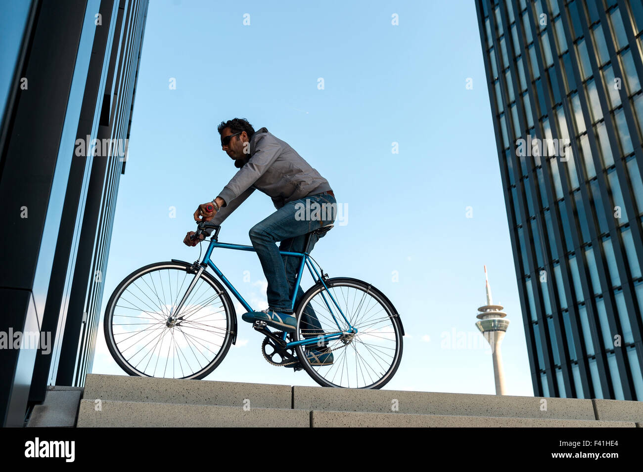 Un homme avec son vélo dans une grande ville (MR) Banque D'Images
