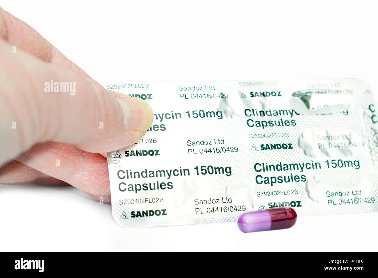 Woman holding blister de la clindamycine capsules (antibiotiques) Banque D'Images
