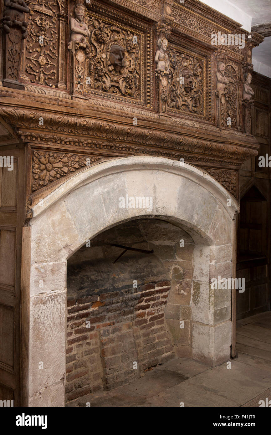 Royaume-uni, Angleterre, Shropshire, Craven Arms, Château Stokesay, Le Solar, joliment sculpté surround incendie Banque D'Images
