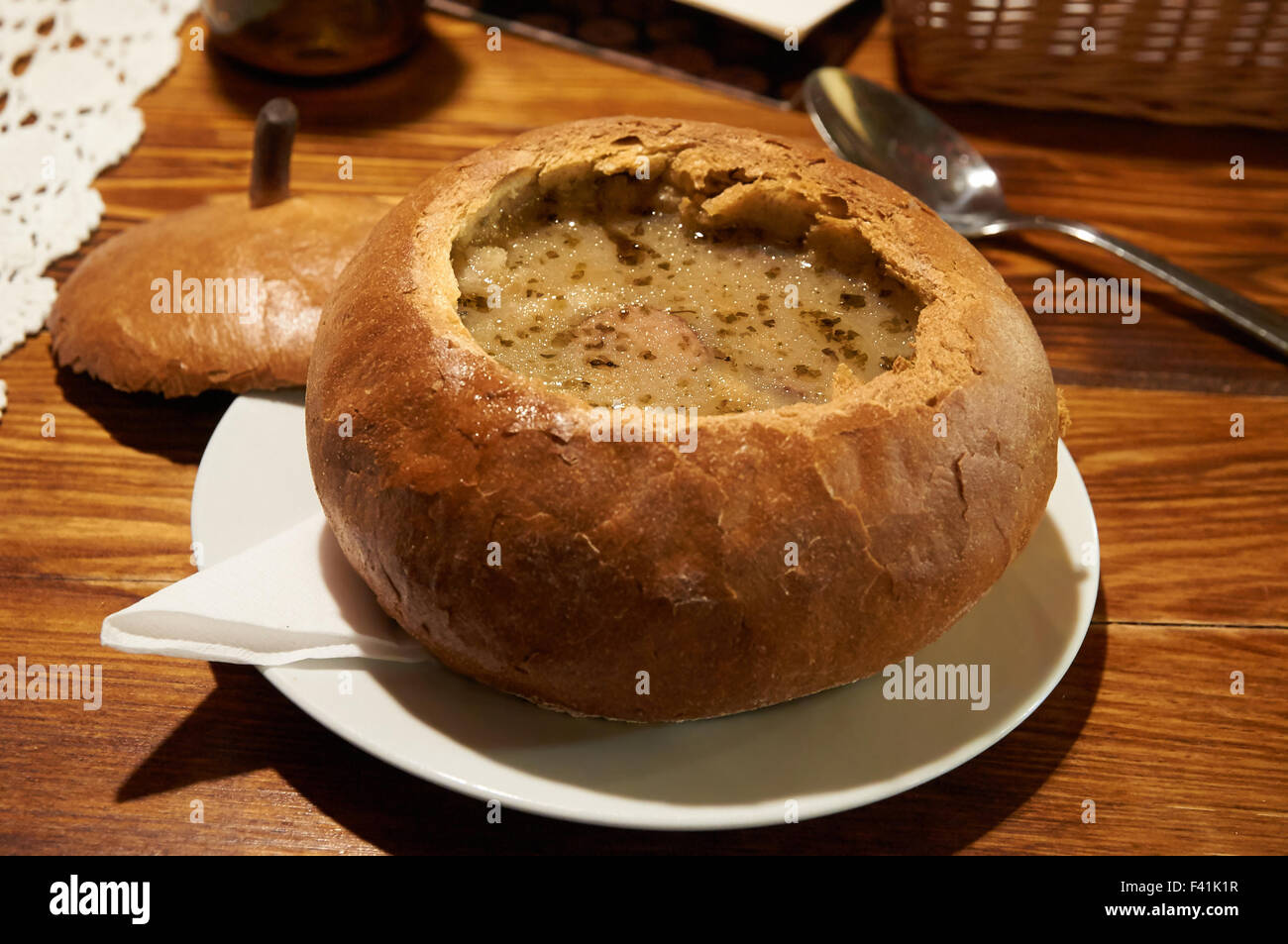 Soupe aigre Zurek polonais traditionnels dans le pain, selective focus Banque D'Images