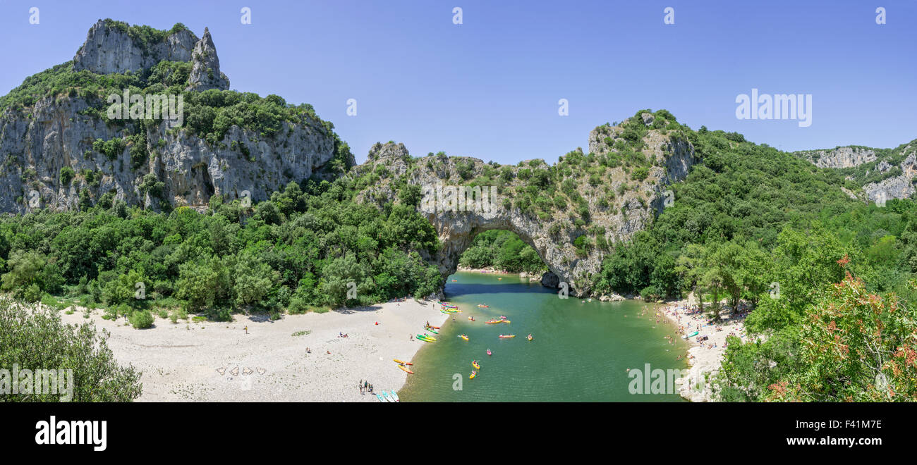 Pont d'Arc arche naturelle, de kayaks sur la rivière Ardèche, Vallon-Pont-d'Arc, Rhône-Alpes, France Banque D'Images
