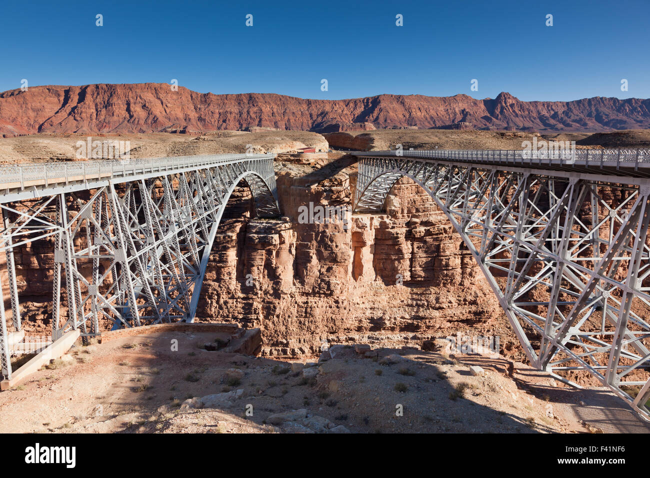 Le nouveau et l'ancien pont Navajo côte à côte sur la rivière Colorado par Lee's Ferry en Arizona. Banque D'Images