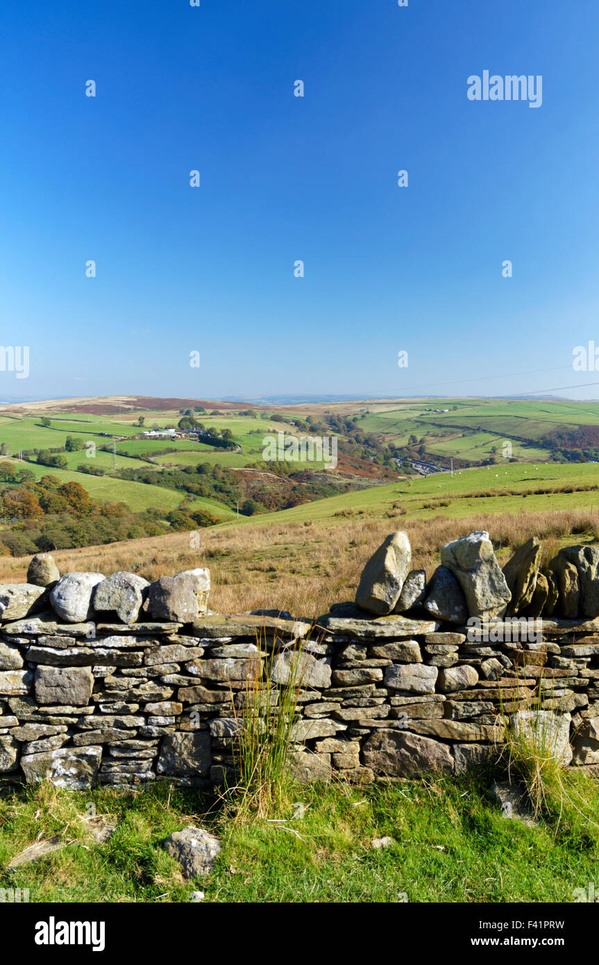 Vue de la vallée de l'Aber du Sengenydd Sentier de la digue près de Caerphilly, South Wales Valleys, UK. Banque D'Images