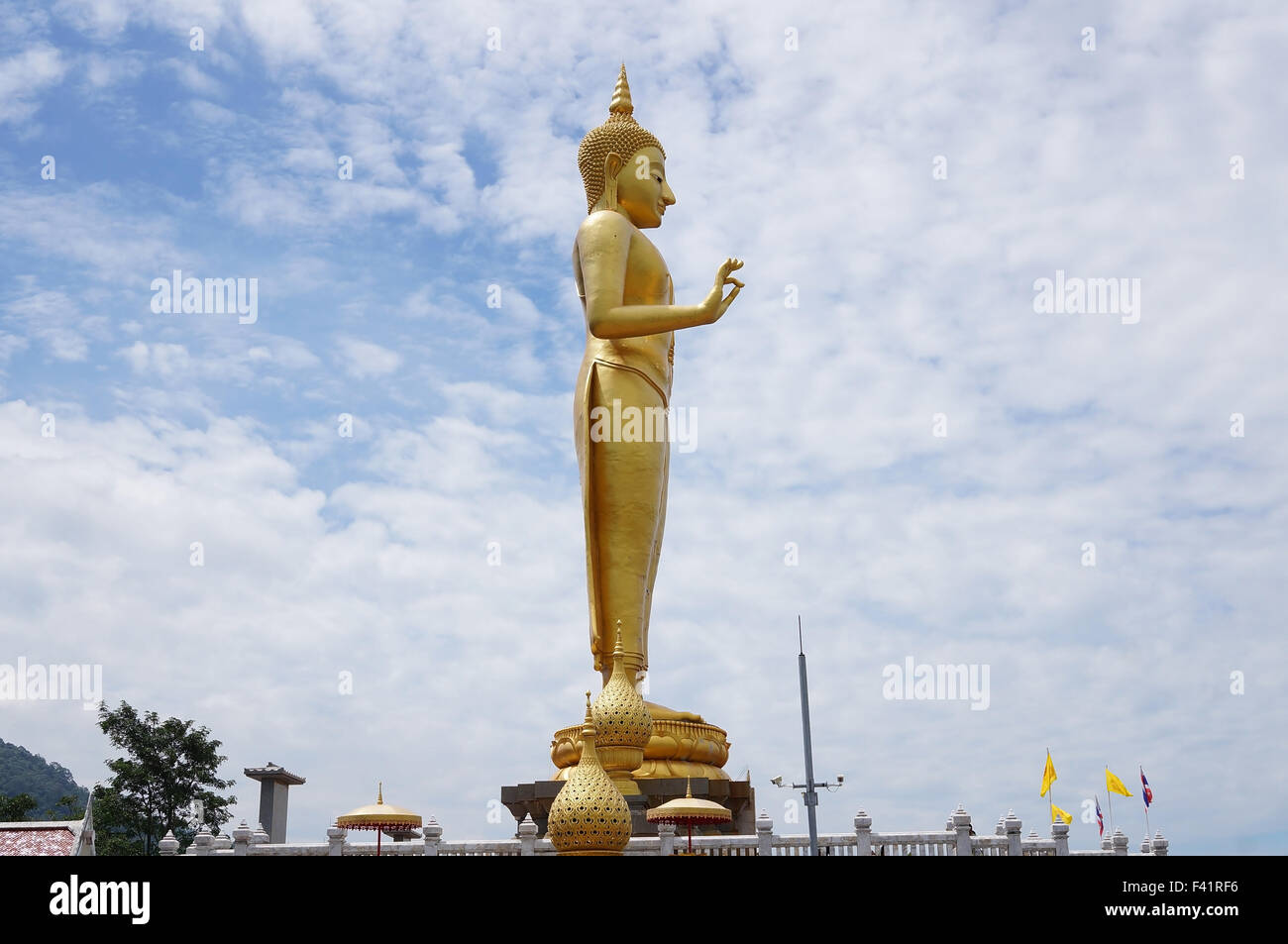 Bouddha Debout à Hat Yai, Thaïlande Banque D'Images