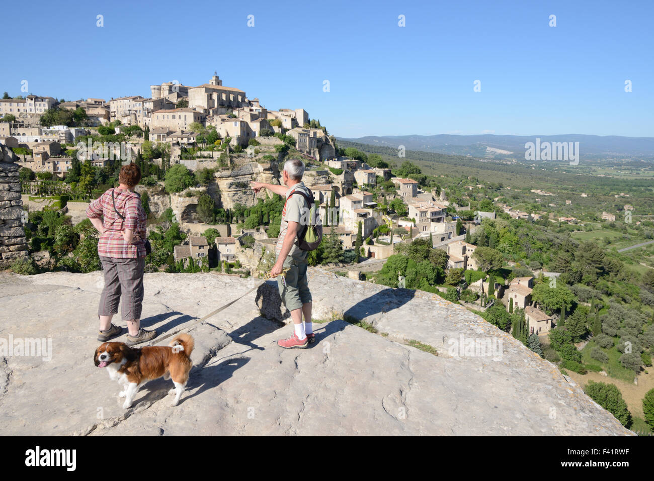 Les touristes & Chien Profitez de la vue sur le village perché de Gordes dans le Luberon Vaucluse provence france Banque D'Images