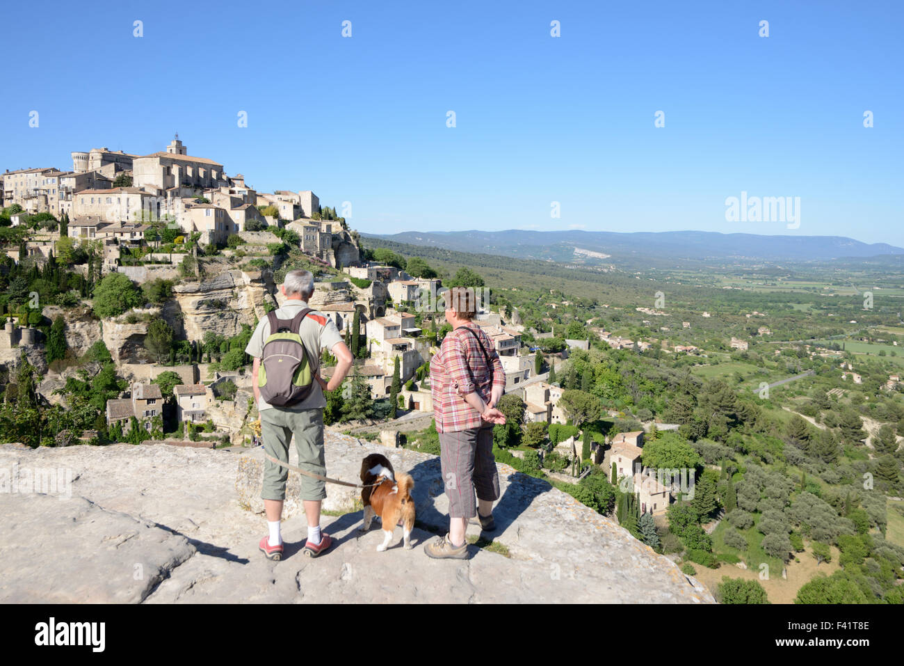 Un couple d'âge mûr Les touristes profiter de la vue sur le village perché de Gordes Luberon Vaucluse provence france Banque D'Images