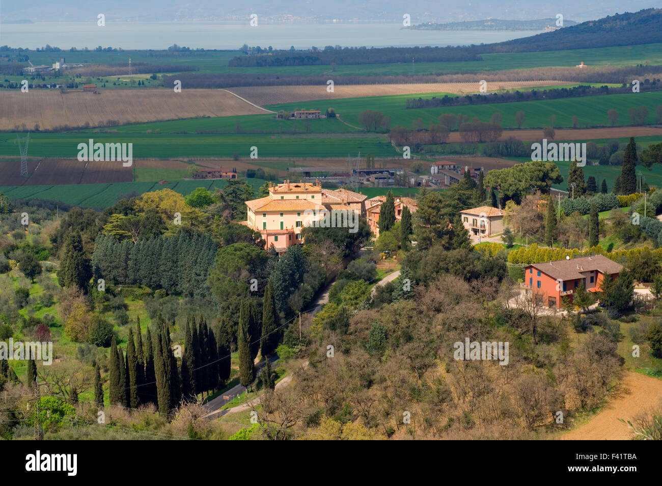 Petit village de Le Mura, près de Lagos, dans l'arrière-plan le lac Trasimène, Ombrie, Italie, Europe Banque D'Images