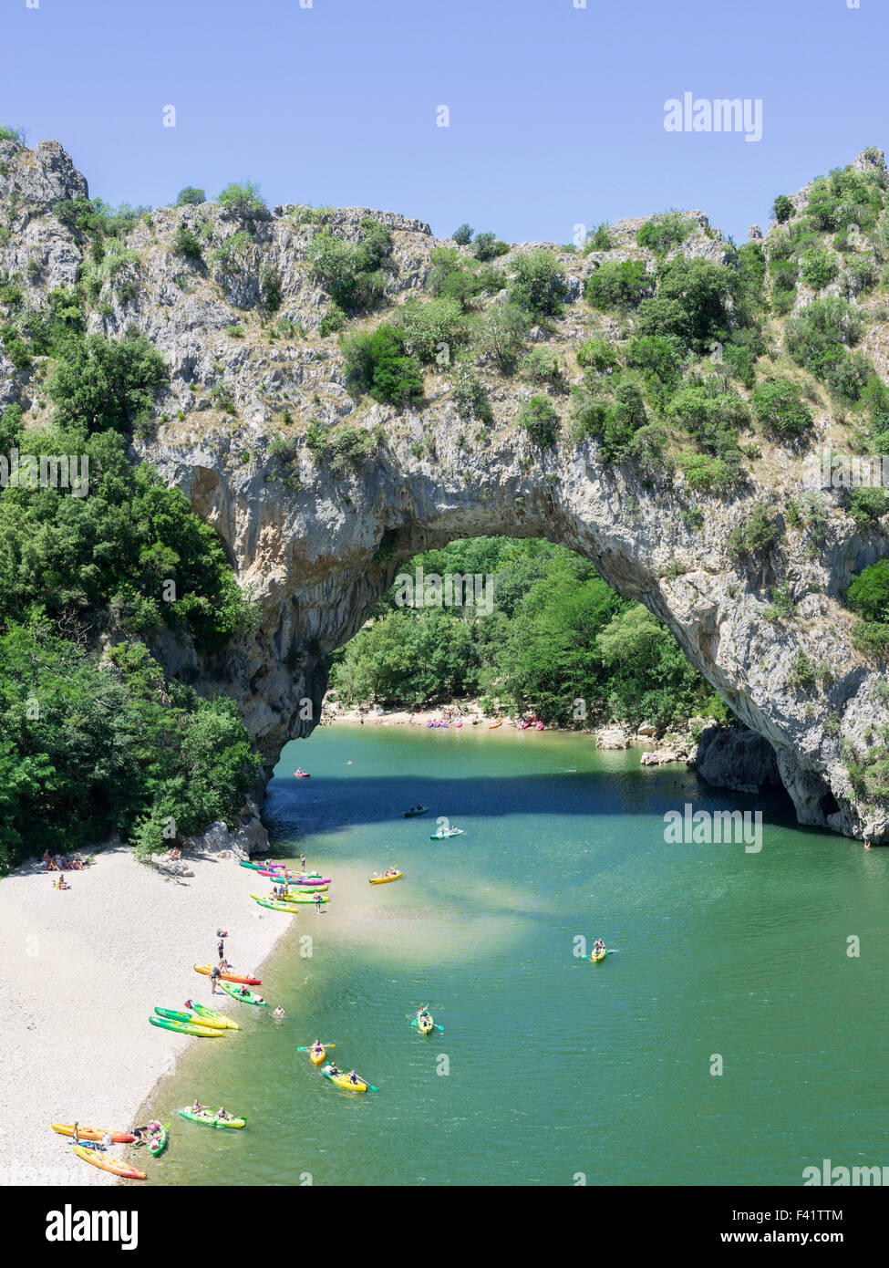 Pont d'Arc arche naturelle, de kayaks sur la rivière Ardèche, Vallon-Pont-d'Arc, Rhône-Alpes, France Banque D'Images