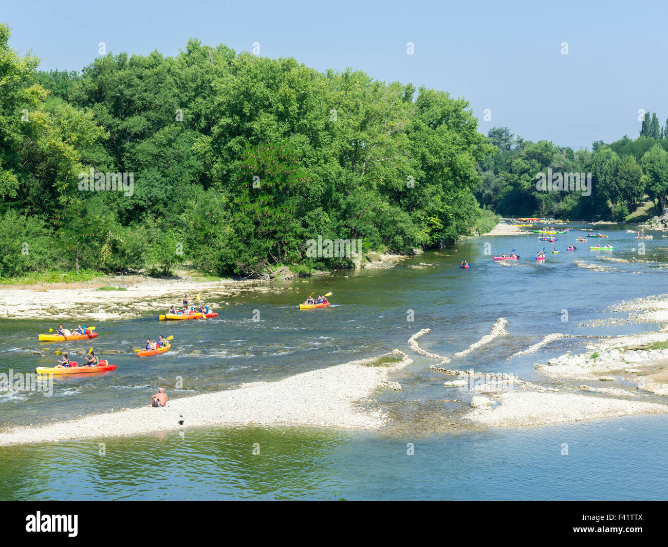 Kayaks sur la rivière Ardèche, Vallon-Pont-d'Arc, Rhône-Alpes, France Banque D'Images