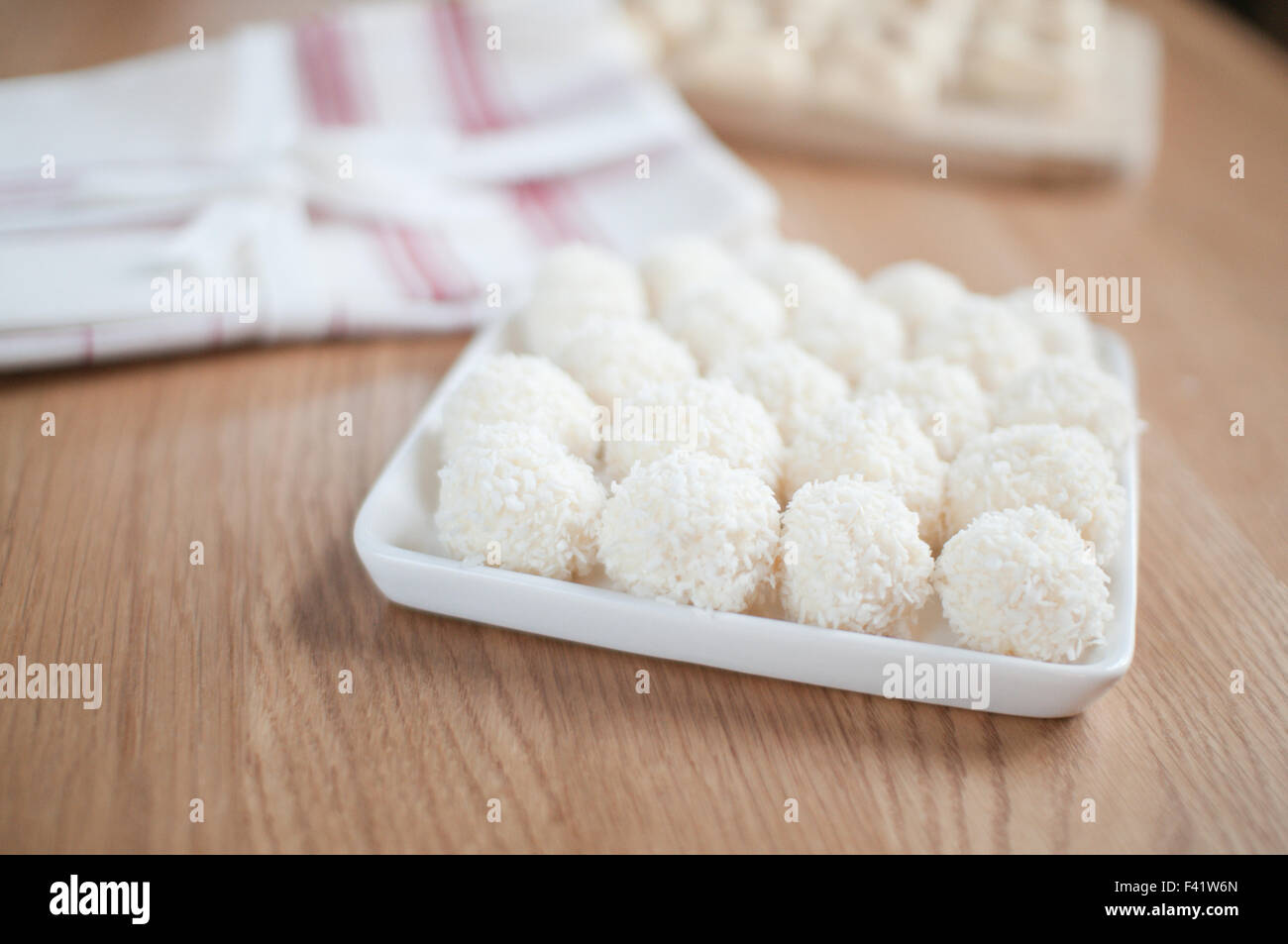 Boules de Coco dans la plaque sur la table Banque D'Images