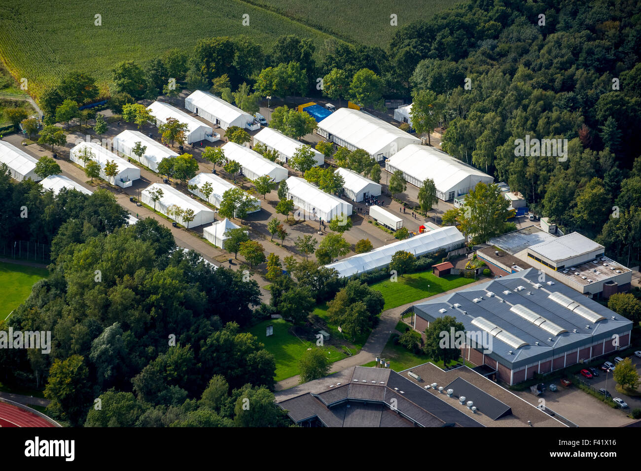 Camp de réfugiés, des tentes sur les locaux de l'École Nationale de Police, Selm, Münsterland, Rhénanie du Nord-Westphalie, Allemagne Banque D'Images