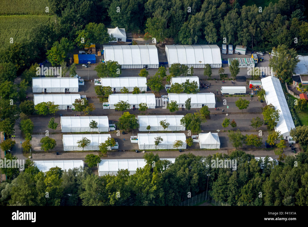 Camp de réfugiés, des tentes sur les locaux de l'École Nationale de Police, Selm, Münsterland, Rhénanie du Nord-Westphalie, Allemagne Banque D'Images