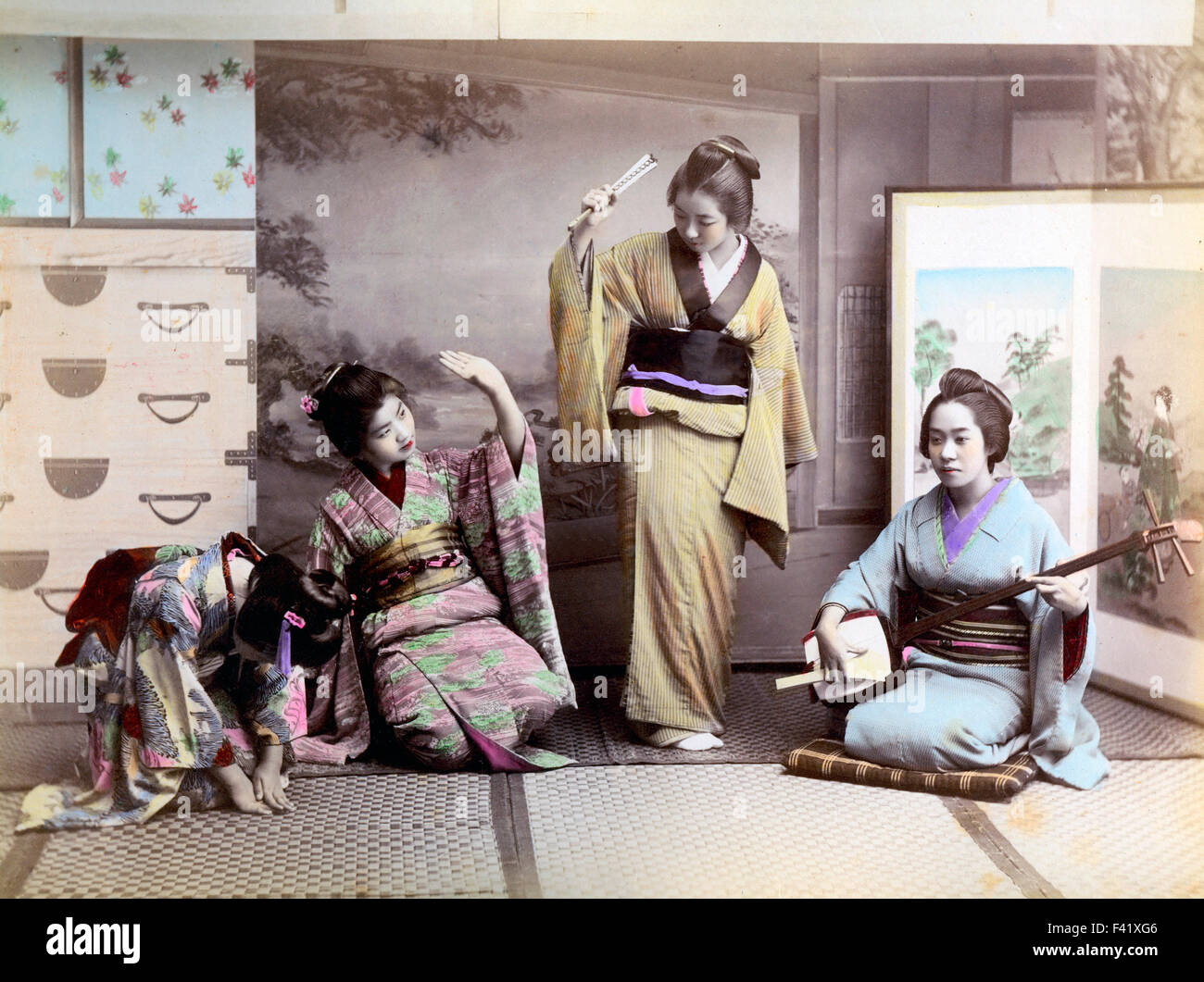 Quatre geishas de faire de la musique, le Japon Banque D'Images